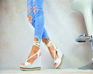 Biele sandálky na platforme.